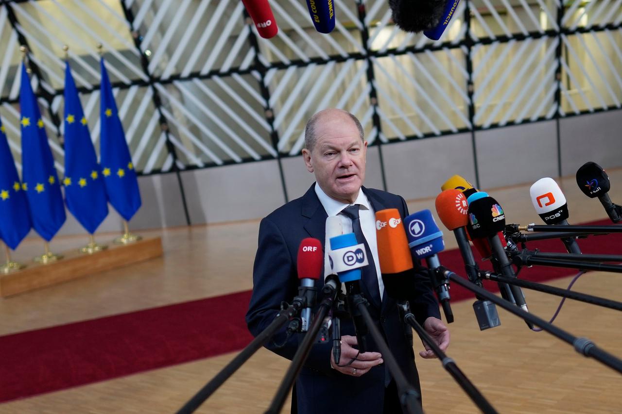 Brüssel: Olaf Scholz, Bundeskanzler von Deutschland, spricht mit den Medien, als er zum EU-Gipfel eintrifft.