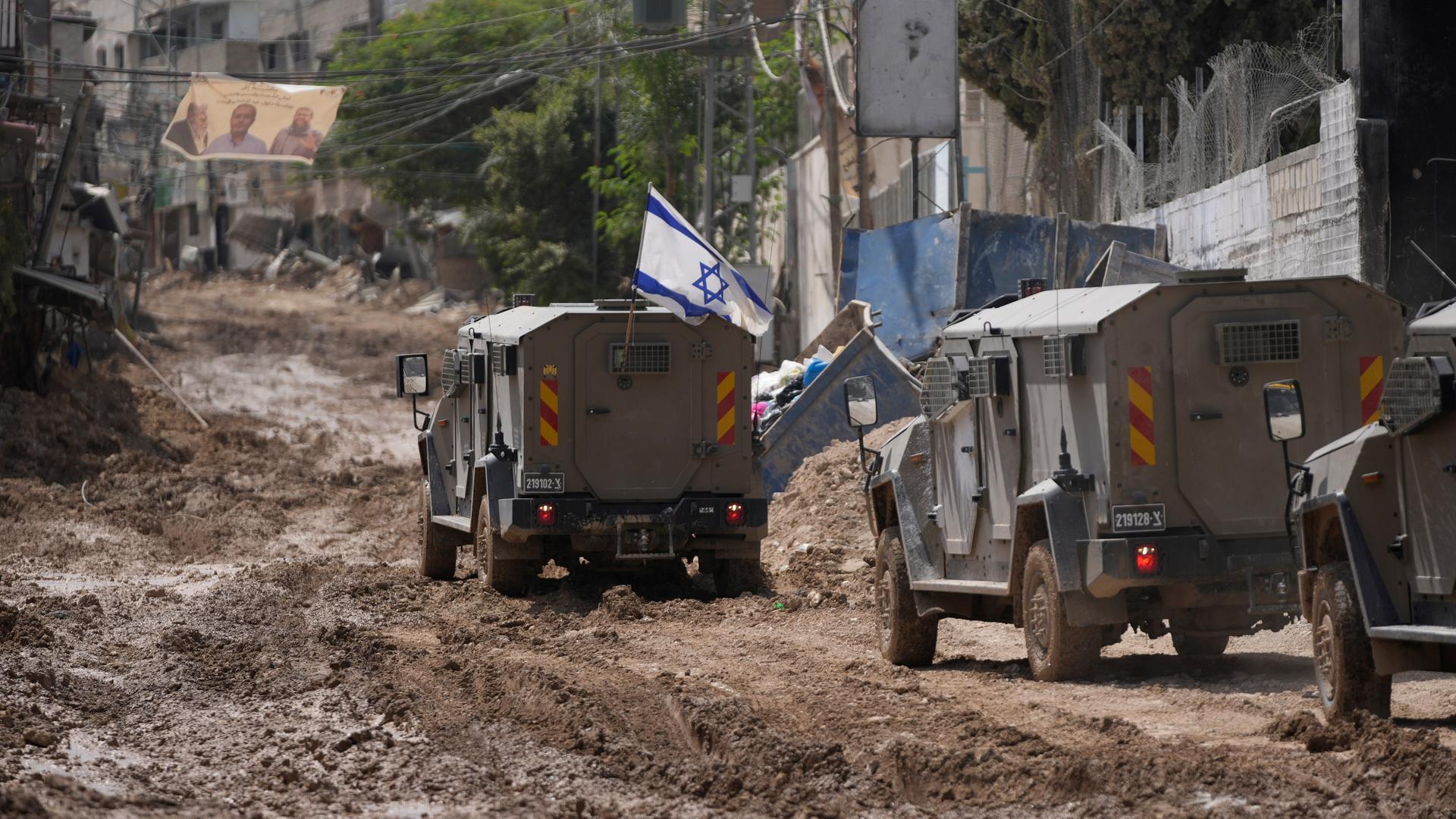 Ein israelisches Panzerfahrzeug fährt in Tulkarem im Westjordanland über eine Straße.