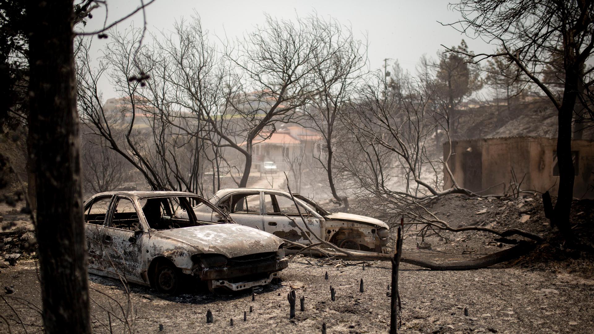 Griechenland, Kiotari: Verbrannte Autos im Dorf Kiotari. Auf Rhodos und in anderen Teilen Griechenlands toben Waldbrände.