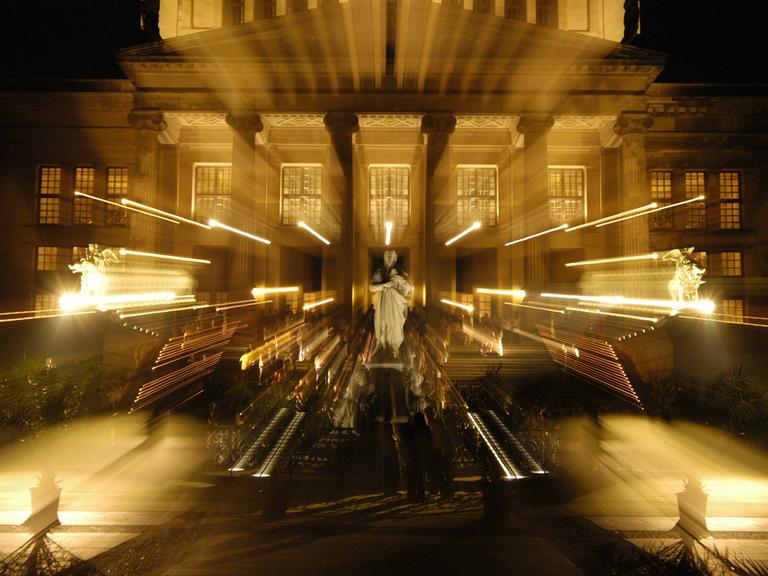Abendlich beleuchtetes Konzerthaus am Gendarmenmarkt in Berlin, das erneute Veranstaltungsort der Sommerreihe "young euro classic" war.