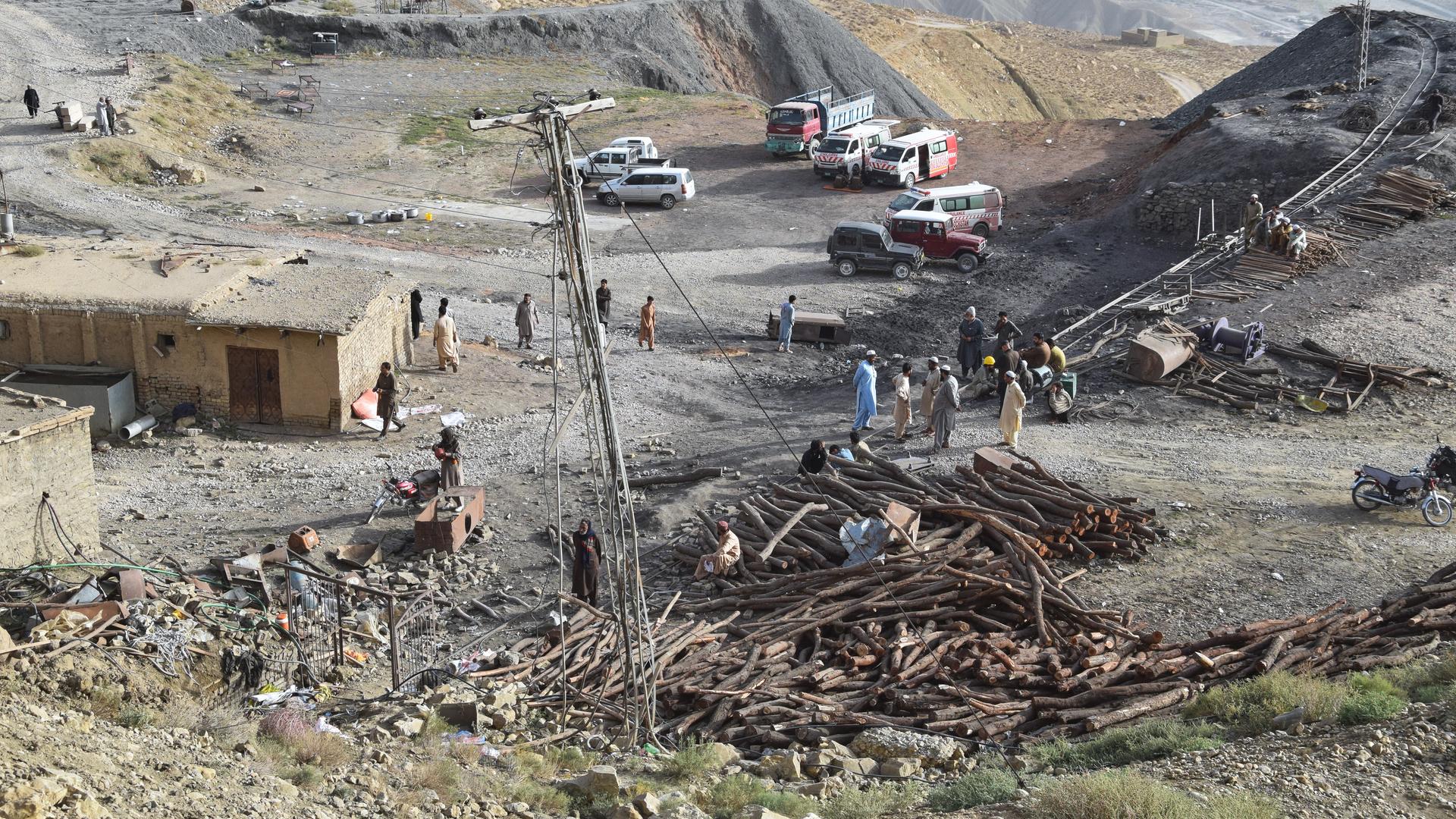 Quetta: Menschen warten, während Rettungskräfte nach einer Explosion in einem Kohlebergwerk am Stadtrand von Quetta im Südwesten Pakistans mit den Sucharbeiten zu beginnen. Quetta: Menschen warten, während Rettungskräfte nach einer Explosion in einem Kohlebergwerk am Stadtrand von Quetta im Südwesten Pakistans mit den Sucharbeiten zu beginnen.