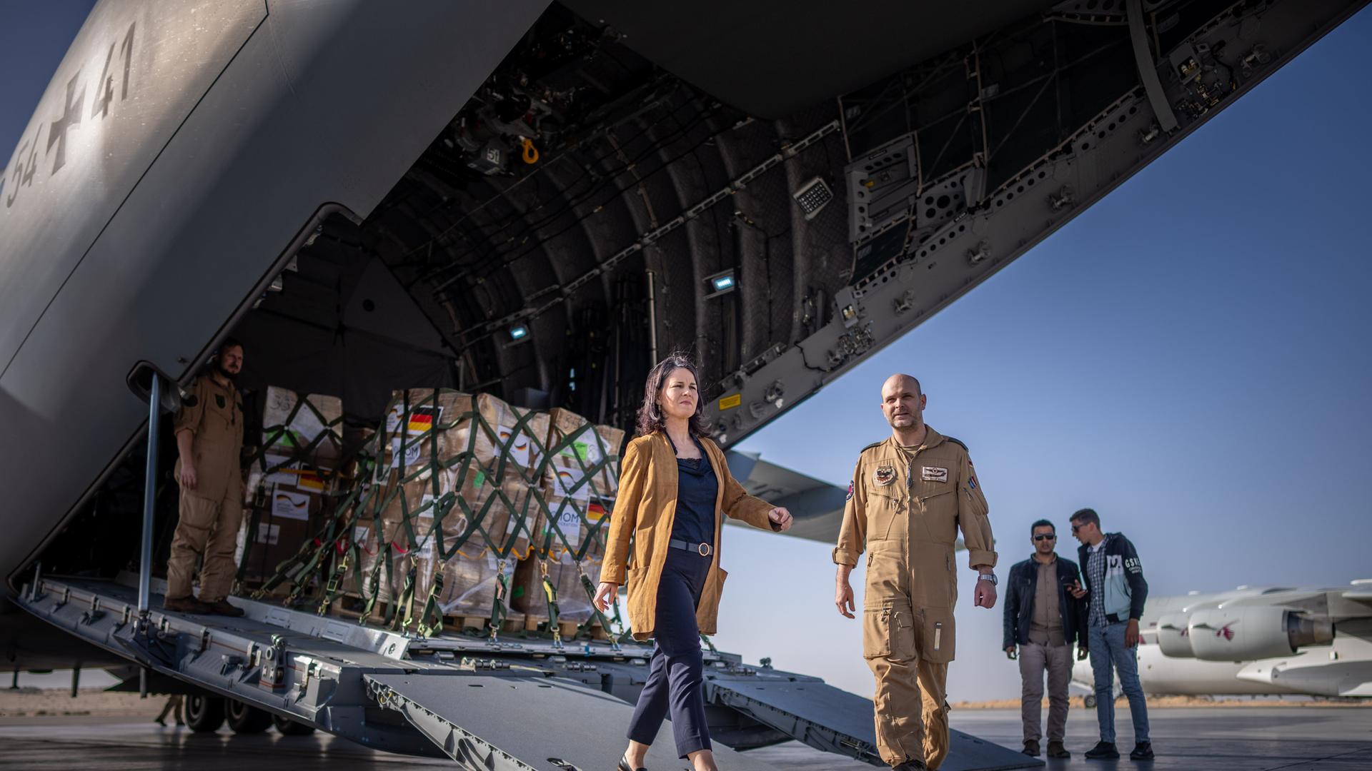 Ägypten, Al-Arish: Annalena Baerbock (Bündnis90/Die Grünen), kommt aus einem Flugzeug der Luftwaffe der Bundeswehr vom Typ A400M mit Hilfslieferungen für Gaza. Ägypten, Al-Arish: Annalena Baerbock (Bündnis90/Die Grünen), kommt aus einem Flugzeug der Luftwaffe der Bundeswehr vom Typ A400M mit Hilfslieferungen für Gaza.