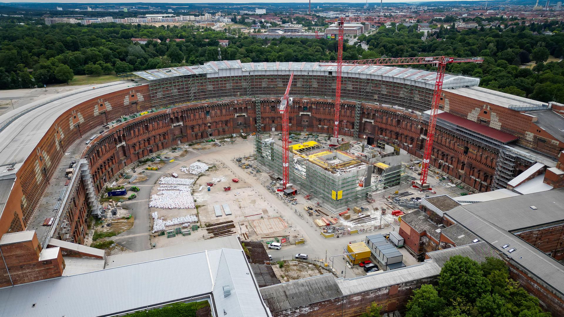 Im Innenhof der Kongresshalle Nürnberg wird eine Theaterspielstätte gebaut. Auf der Baustelle stehen mehrere Kräne. Im Innenhof der Kongresshalle Nürnberg wird eine Theaterspielstätte gebaut. Auf der Baustelle stehen mehrere Kräne.