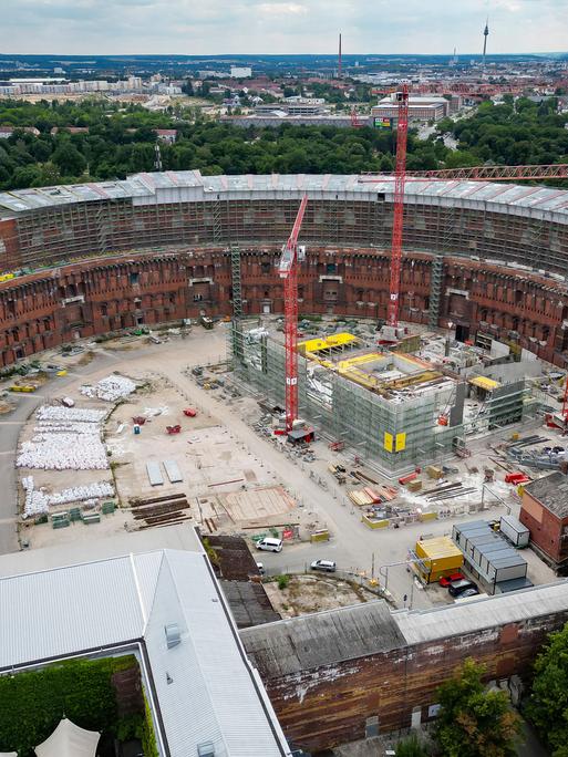 Im Innenhof der Kongresshalle Nürnberg wird eine Theaterspielstätte gebaut. Auf der Baustelle stehen mehrere Kräne.