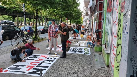 Die erste gemeinsame Aktion: Banner malen. 
