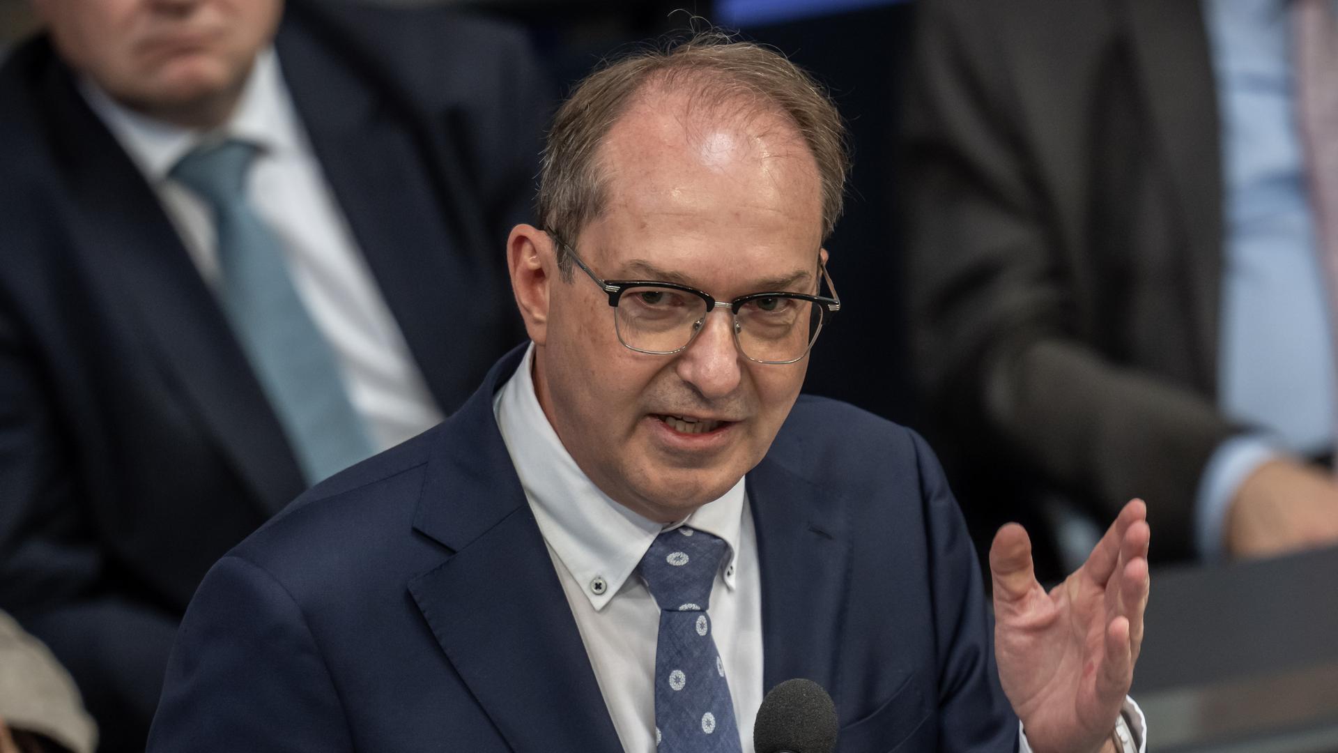 Alexander Dobrindt (CSU), Bundesinnenminister, spricht im Bundestag und gestikuliert. Alexander Dobrindt (CSU), Bundesinnenminister, spricht im Bundestag und gestikuliert.