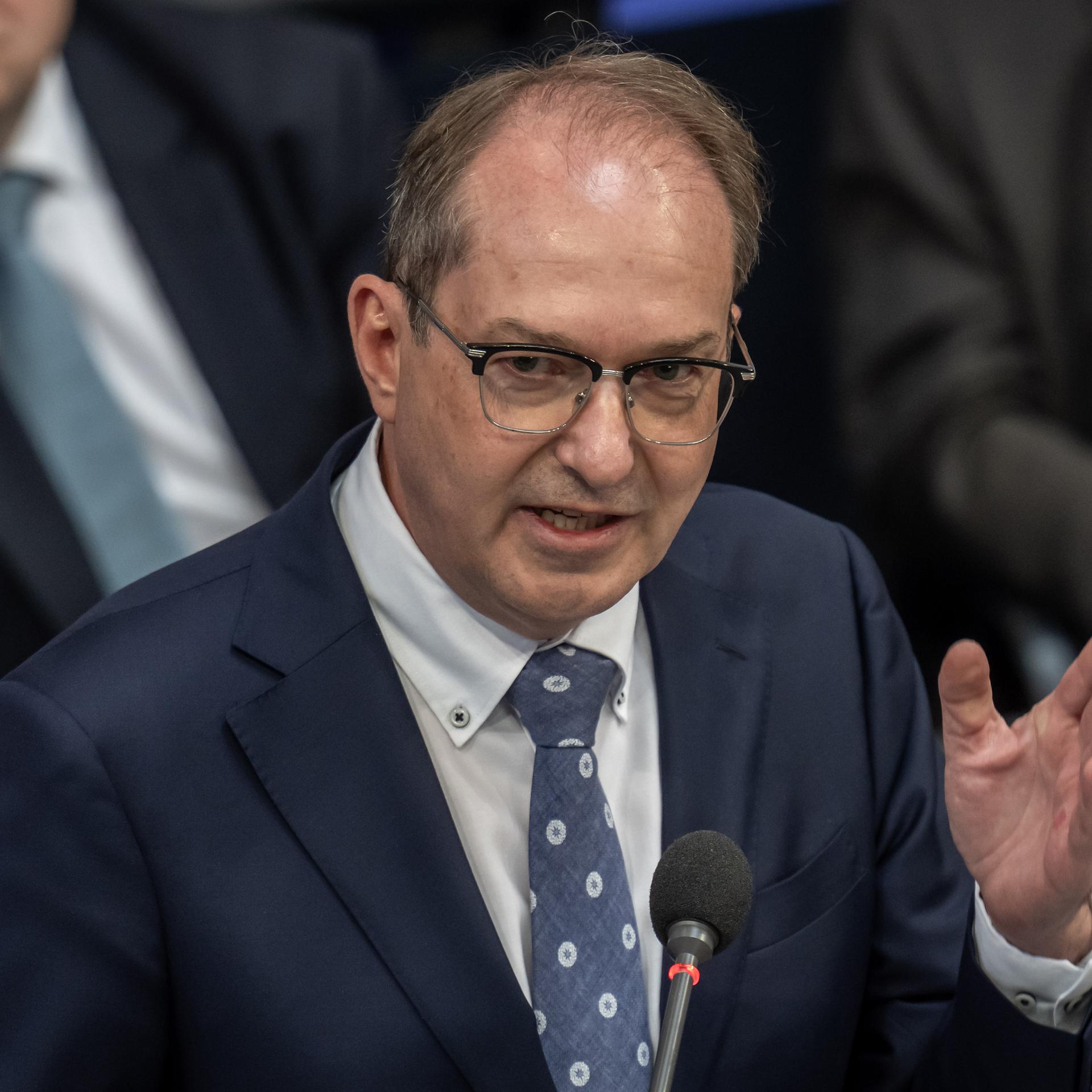 Alexander Dobrindt (CSU), Bundesinnenminister, spricht im Bundestag und gestikuliert. 