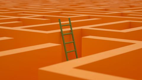 In einem orangenen Labyrith steht an einer Stelle eine Leiter, die über die Wände hinaus ragt und so den Blick auf das große Ganze ermöglicht. In einem orangenen Labyrith steht an einer Stelle eine Leiter, die über die Wände hinaus ragt und so den Blick auf das große Ganze ermöglicht.