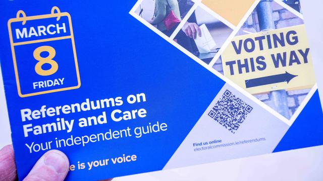 Eine Wahlkarte weist auf das Referendum am 8. März hin.