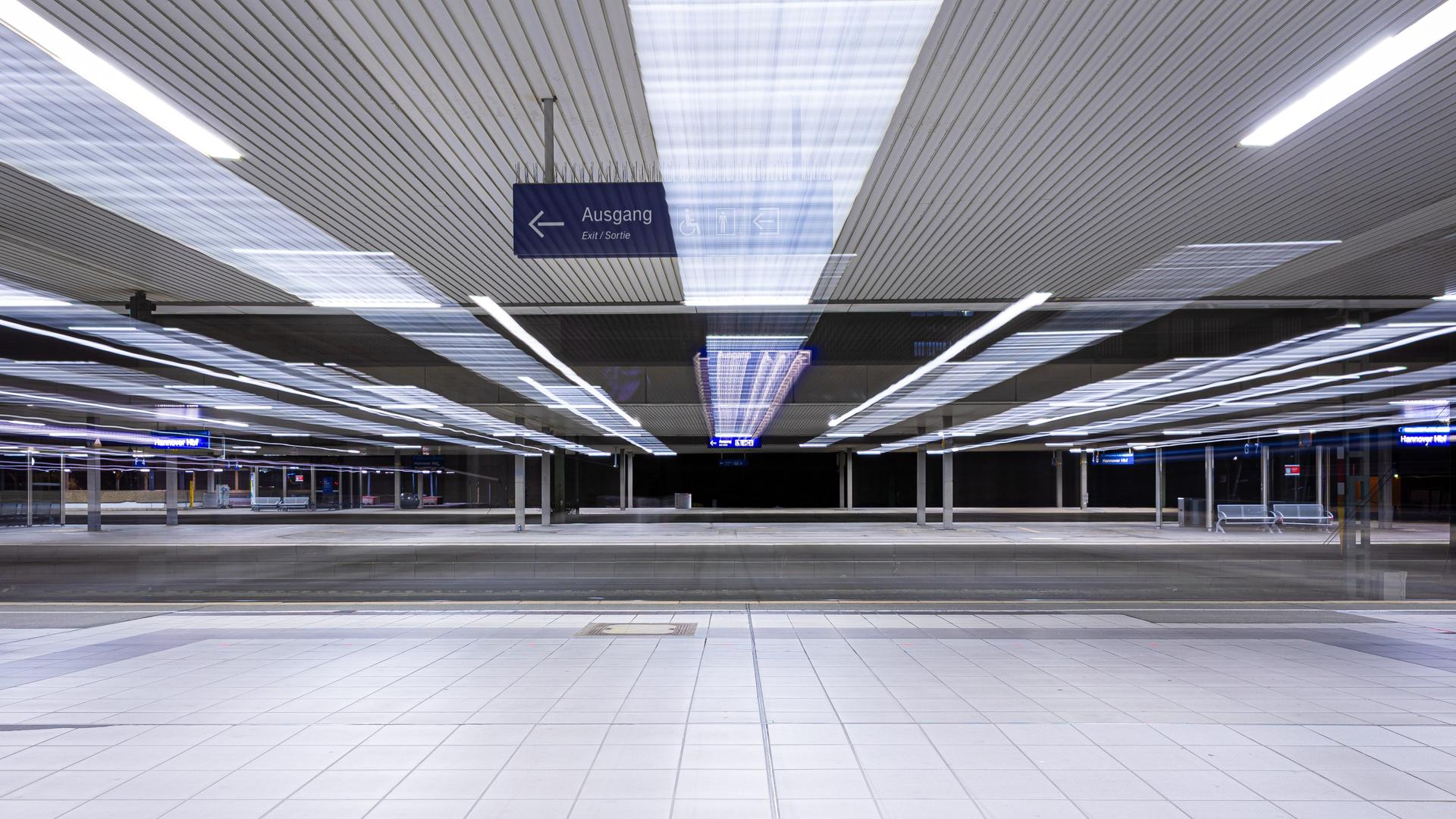 Menschenleer ist ein Bahnsteig im Hauptbahnhof Hannover