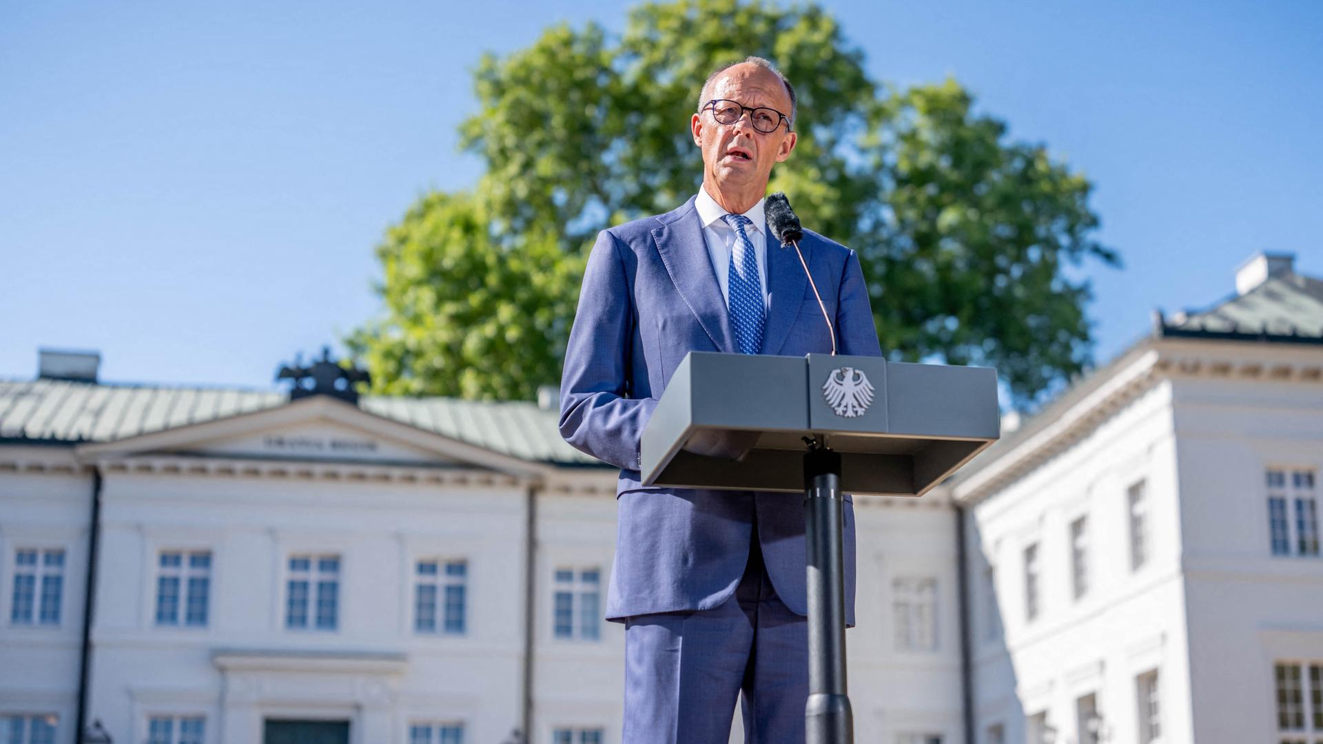 Bundeskanzler Friedrich Merz (CDU) spricht vor Beginn der Klausurtagung der Bundesregierung im Schloss Neuhardenberg. 