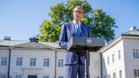 Bundeskanzler Friedrich Merz (CDU) spricht vor Beginn der Klausurtagung der Bundesregierung im Schloss Neuhardenberg. 