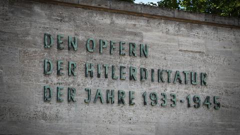 Gedenkstaette Plötzensee, Gedenkmauer vor dem ehemaligen Hinrichtungsschuppen, Hinrichtungsstaette der Nazijustiz. Zwischen 1933 und 1945 wurden hier mehr als 2.800 Gefangene aus zwanzig Nationen enthauptet oder erhängt. Foto: : Winfried Rothermel