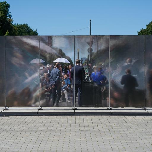 Je nach Perspektive wirkt die Wand aus Aluminium lichtundurchlässig oder transparent.