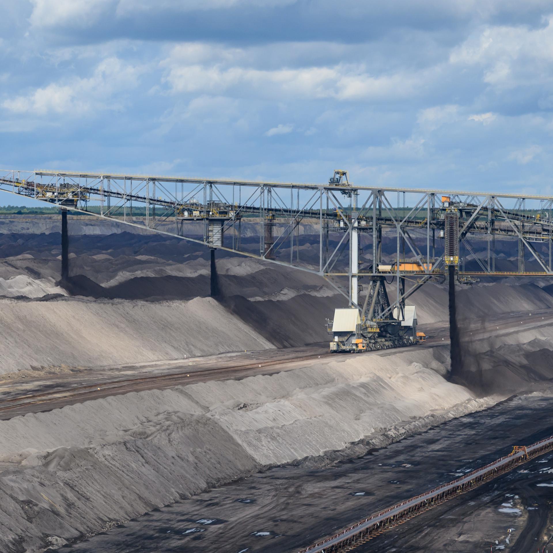 Eine Kohle-Abraumförderbrücke vom Typ F60 steht im Braunkohletagebau Welzow