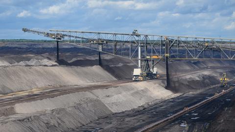 Eine Kohle-Abraumförderbrücke vom Typ F60 steht im Braunkohletagebau Welzow