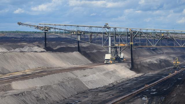 Eine Kohle-Abraumförderbrücke vom Typ F60 steht im Braunkohletagebau Welzow