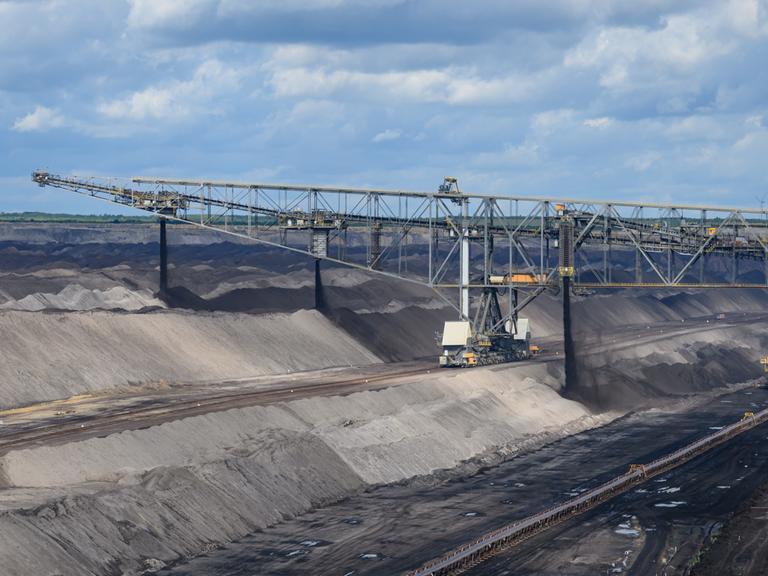 Eine Kohle-Abraumförderbrücke vom Typ F60 steht im Braunkohletagebau Welzow Eine Kohle-Abraumförderbrücke vom Typ F60 steht im Braunkohletagebau Welzow