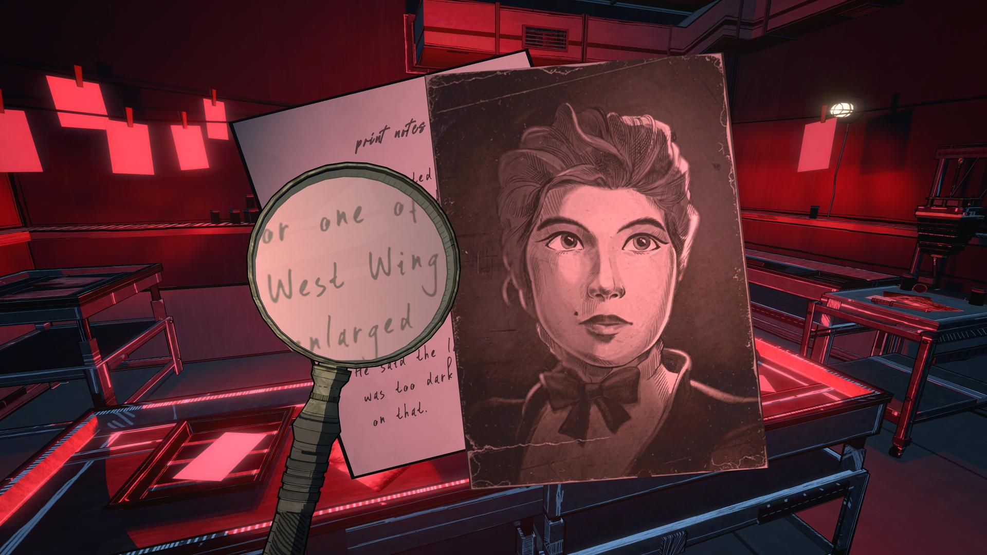 Screenshot aus dem Spiel "Blue Prince": In einem rot ausgeleuchteten Raum ist das Foto einer Frau zu sehen, dazu eine Lupe, die auf ein Schriftdokument gerichtet ist.