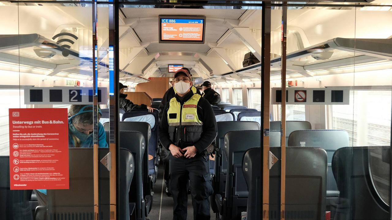 Kontrolle der Maskenpflicht in einem Zug. 