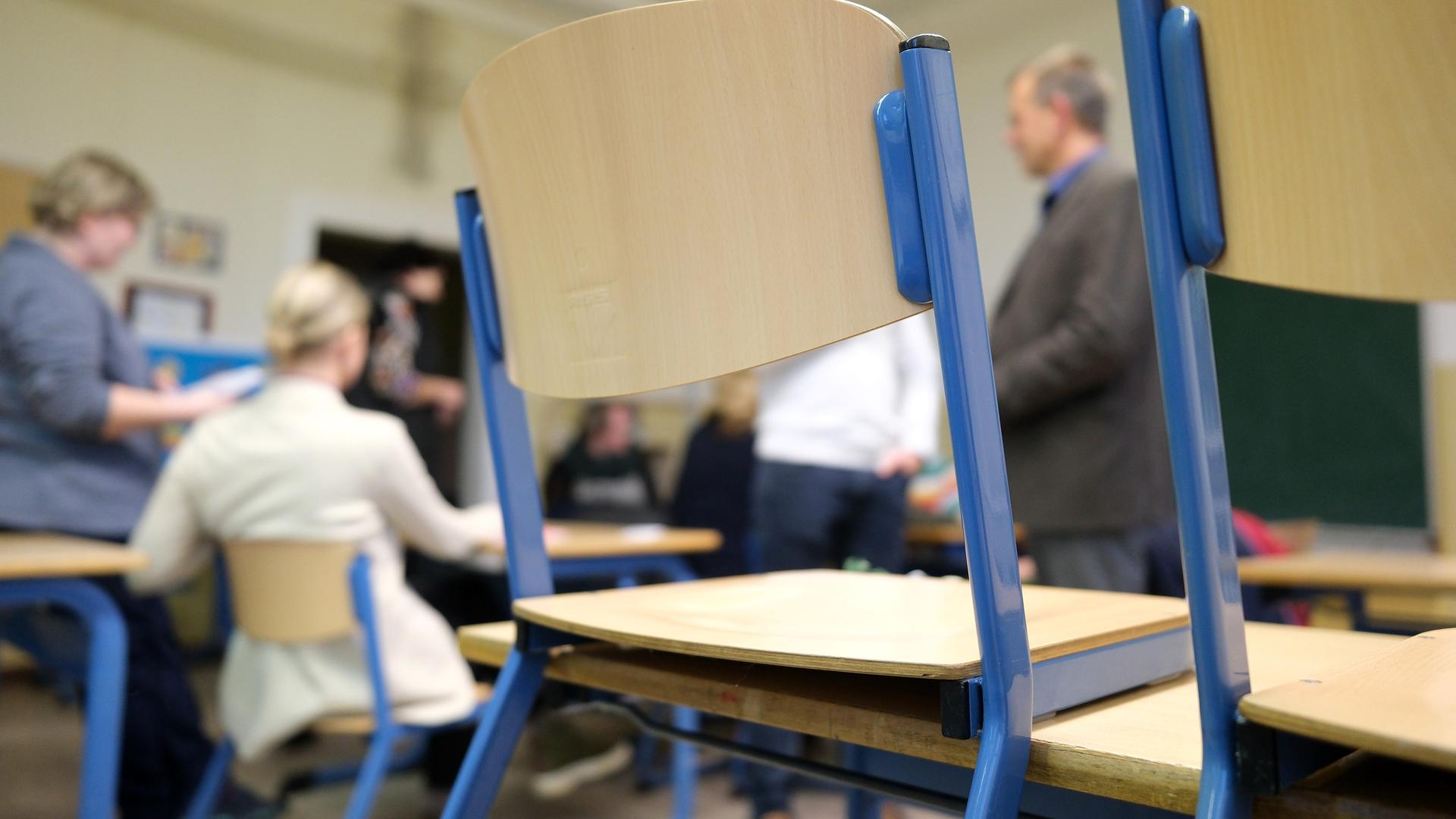 Stühle auf Tischen in einem Klassenzimmer. Zum 35. mal wurde in Sachsen-Anhalt ein Speeddating zur Suche von Lehrkräften im Seiteneinstieg veranstaltet.