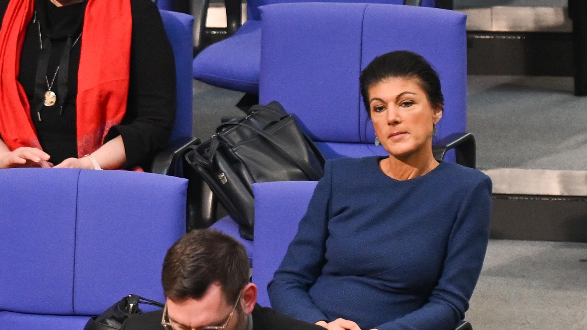 Sahra Wagenknecht sitzt auf einem Stuhl in einer Sitzung des Bundestages.