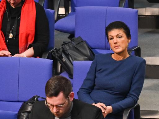 Sahra Wagenknecht sitzt auf einem Stuhl in einer Sitzung des Bundestages.
