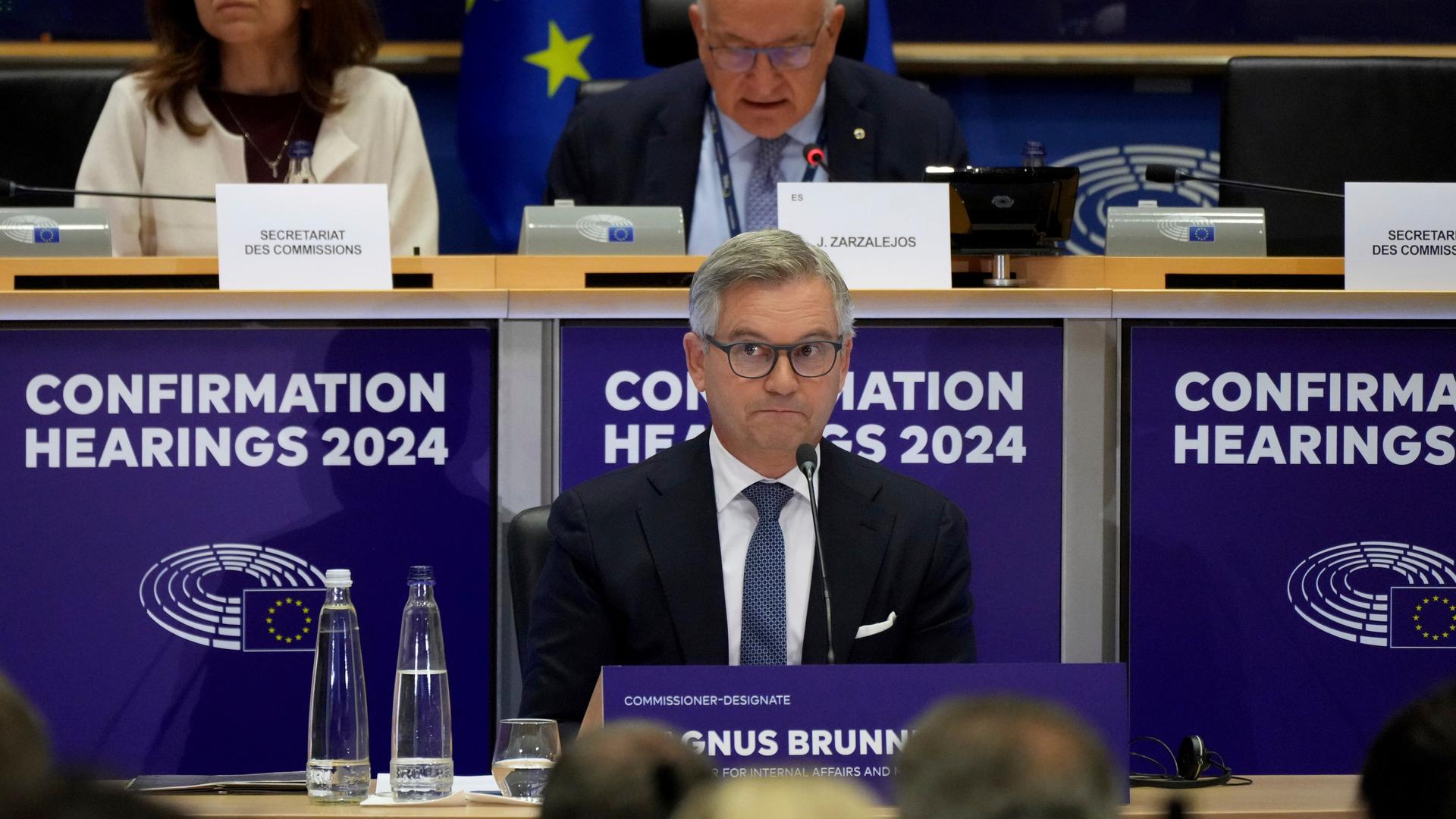 Der designierte EU-Kommissar Brunner sitzt bei einer Anhörung im EU-Parlament in Brüssel.