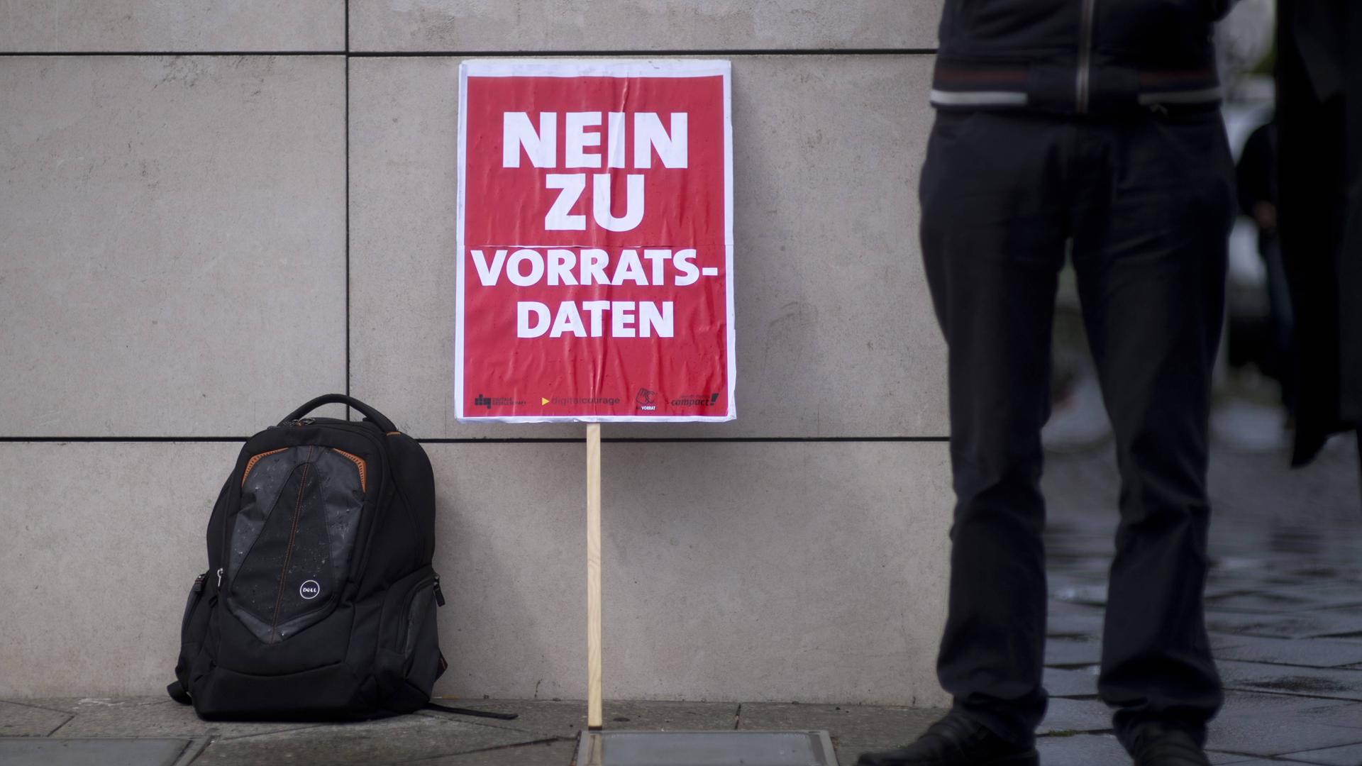 Ein Plakat mit der Forderung "Nein zu Vorratsdaten" lehnt an einer Häuserwand, anläßlich einer Protestaktion gegen die Vorratsdatenspeicherung vor dem Willy-Brandt-Haus in Berlin im Juni 2015. Ein Plakat mit der Forderung "Nein zu Vorratsdaten" lehnt an einer Häuserwand, anläßlich einer Protestaktion gegen die Vorratsdatenspeicherung vor dem Willy-Brandt-Haus in Berlin im Juni 2015.