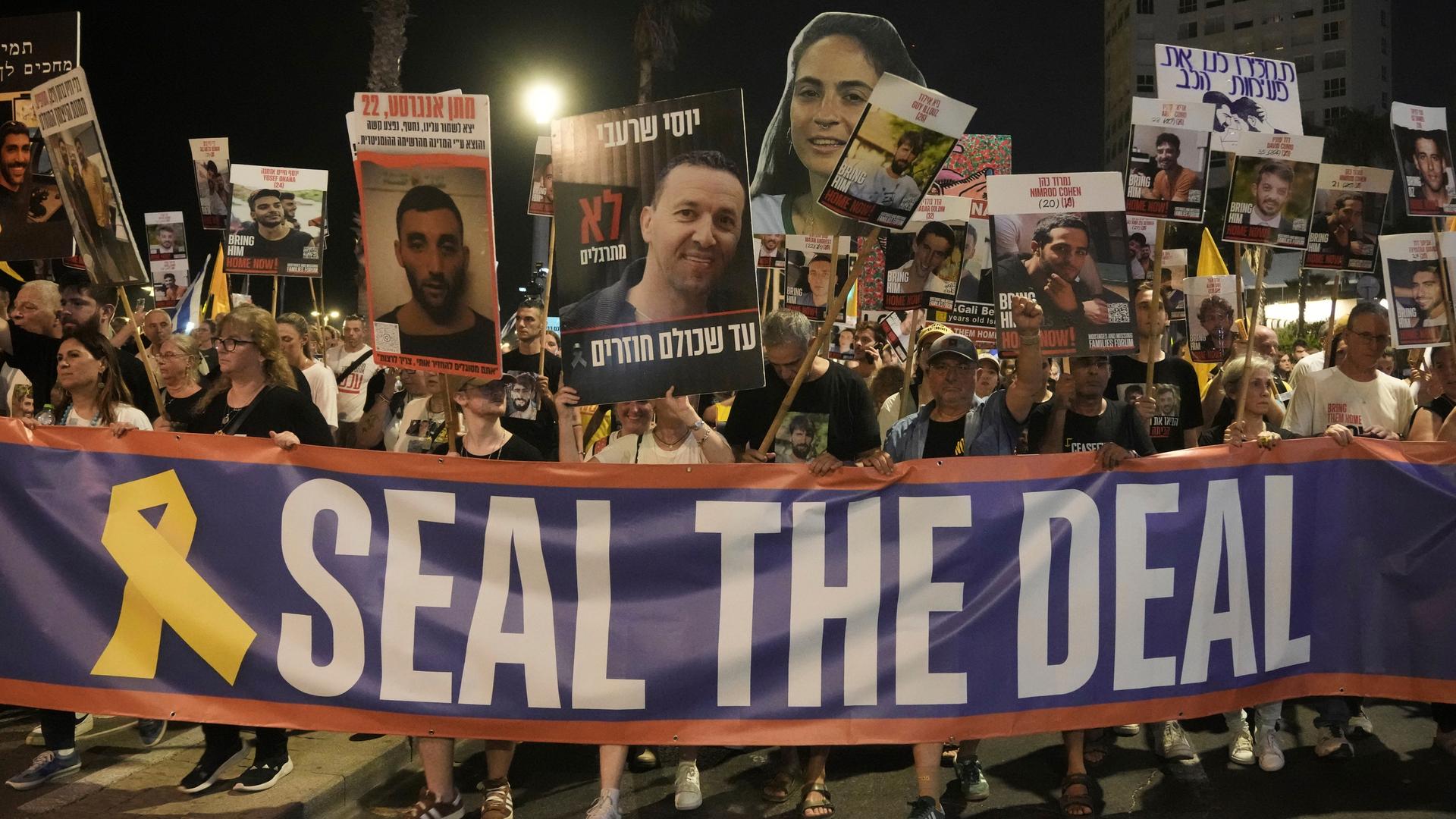 Menschen demonstrieren vor der US-Botschaft in Tel Aviv für ein Ende des Krieges und die sofortige Freilassung der von der Hamas im Gazastreifen festgehaltenen Geiseln sowie gegen die Regierung von Premierminister Netanjahu. 