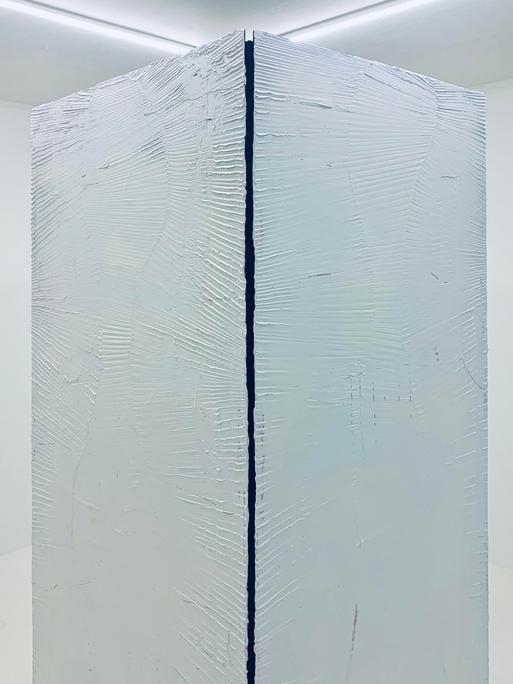 Besondere Gemäldeinstallation im Projektraum zqm Berlin 2023