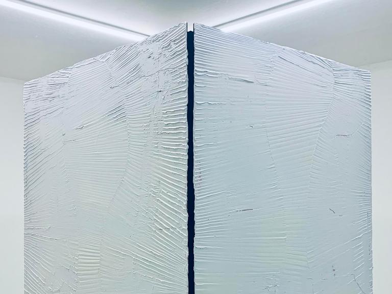 Besondere Gemäldeinstallation im Projektraum zqm Berlin 2023