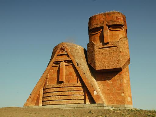 Das Denkmal "Großmutter und Großvater" zeigt die stilisierten Köpfe einer Großmutter und eines Großvaters