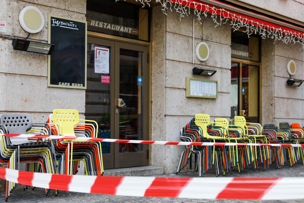 Der Außenbereich eines geschlossenen Restaurants in Wien ist mit Absperrband umgeben. 