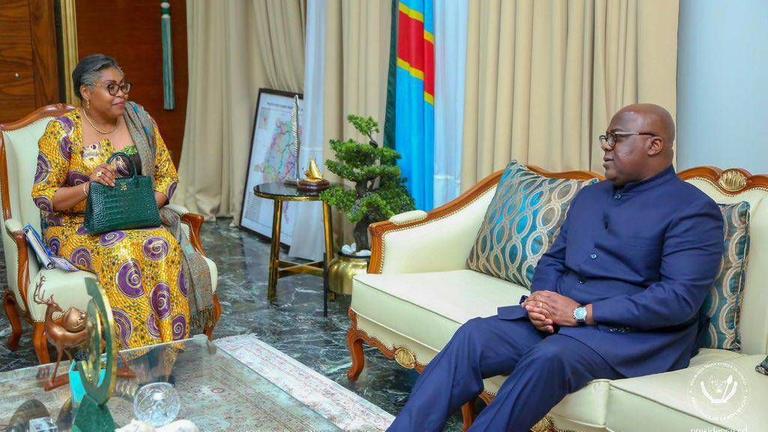 Kongos Staatspräsident Tshisekedi, rechts, und die Ministerpräsidentin Suminwa sitzen an einem Tisch.