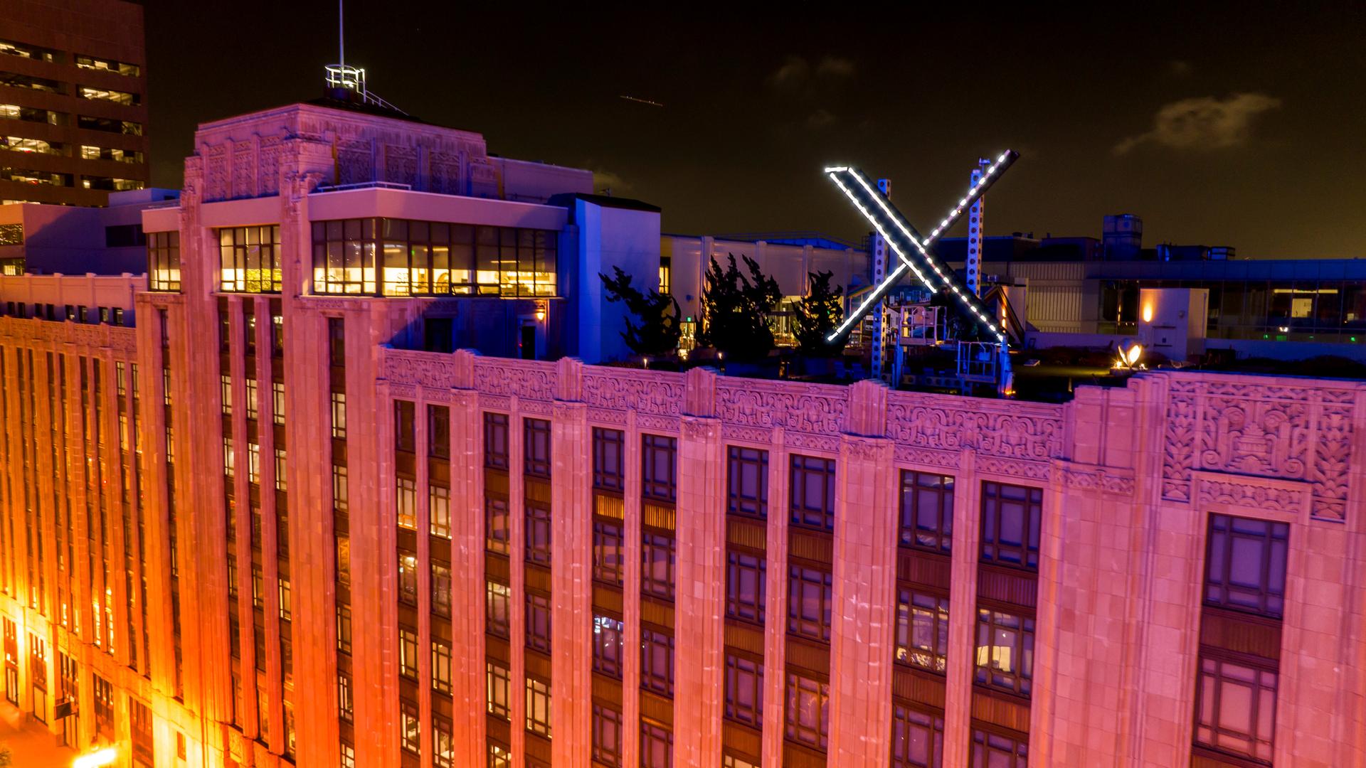 Das X-förmige Logo des Kurznachrichtendienstes Twitter leuchtet auf dem Dach der Firmenzentrale in San Francisco. Das X-förmige Logo des Kurznachrichtendienstes Twitter leuchtet auf dem Dach der Firmenzentrale in San Francisco.