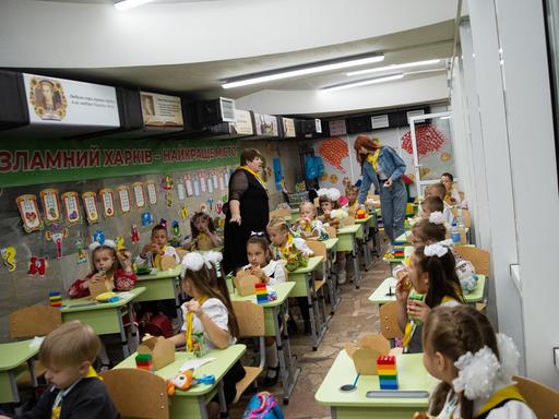 Blick in ein voll besetztes Klassenzimmer, das in der U-Bahn der ukrainischen Stadt Charkiw angelegt wurde, weil alle andere Schulen der Stadt aufgrund regelmäßiger Luftangriffe Russlands geschlossen sind. 