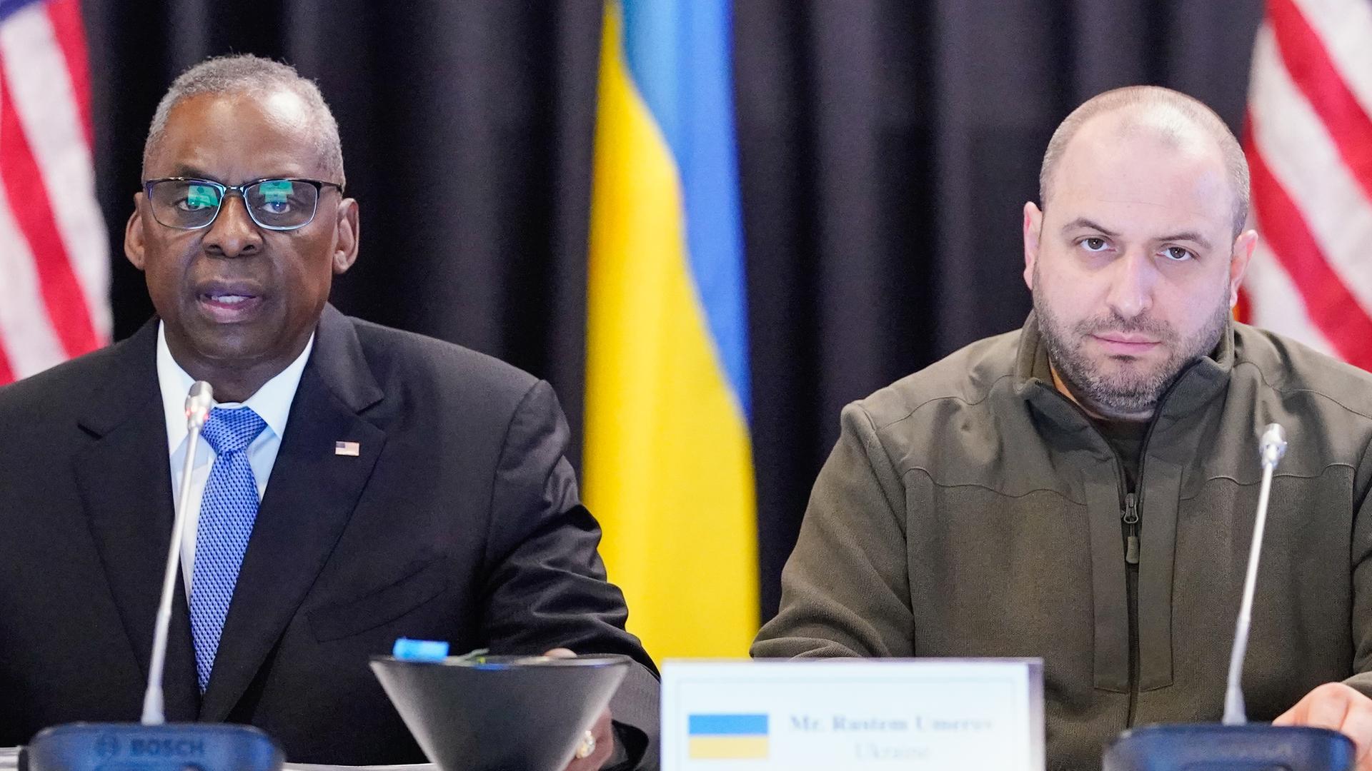 US-Verteidigungsminister Lloyd Austin (li.) und Rustem Umjerow, Verteidigungsminister der Ukraine, sitzen bei den Beratung der US-geführten Ukraine-Kontaktgruppe auf dem US-Luftwaffenstützpunkt Ramstein nebeneinander. 
