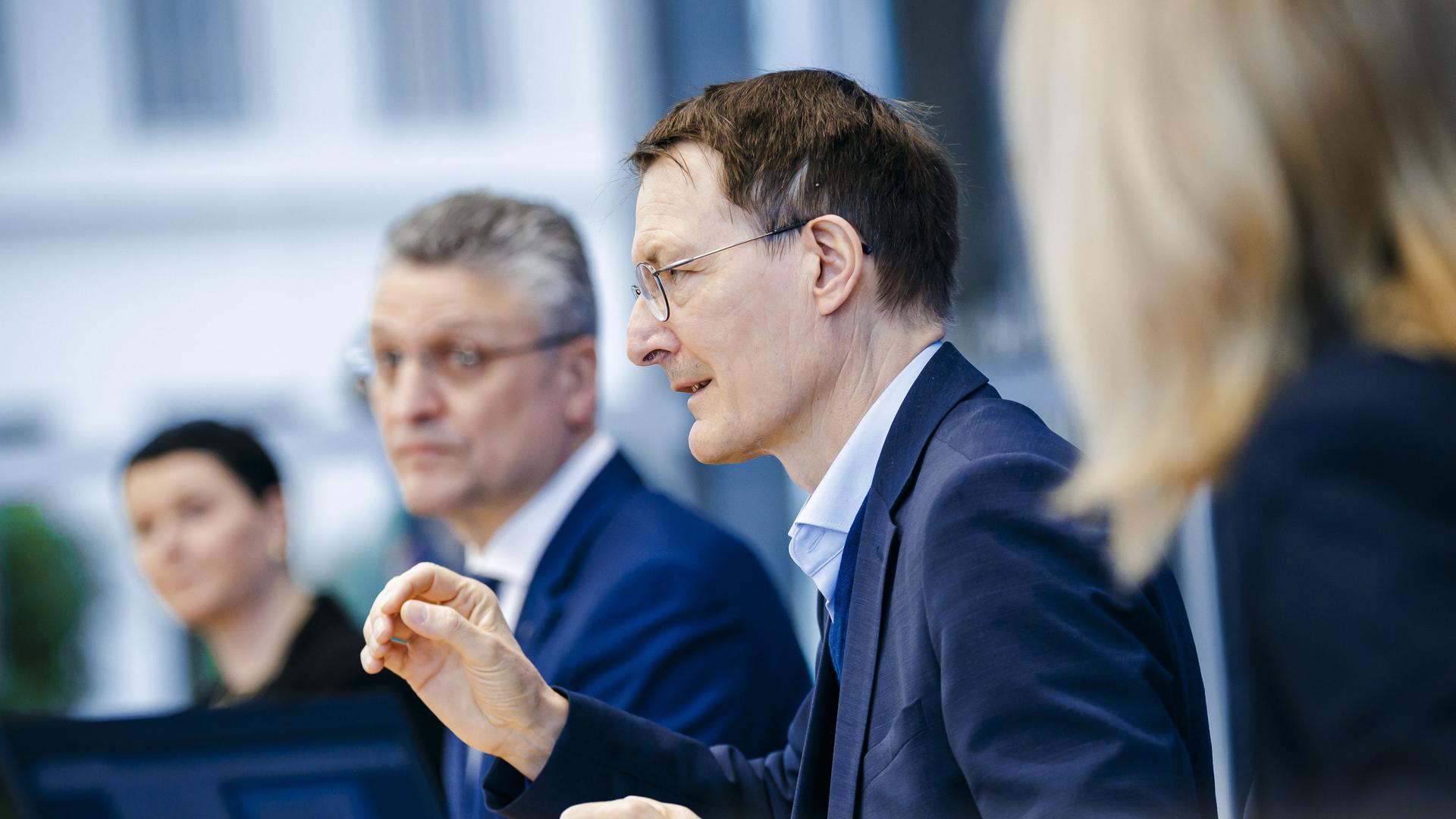 Bundespressekonferenz zur Corona-Lage 2022. Im Vordergrund Bundesminister für Gesundheit Karl Lauterbach und im Hintergrund, leicht verschwommen zu seiner linken, Lothar Wieler, damaliger Präsident des Robert Koch-Instituts.