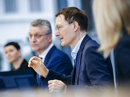 Bundespressekonferenz zur Corona-Lage 2022. Im Vordergrund Bundesminister für Gesundheit Karl Lauterbach und im Hintergrund, leicht verschwommen zu seiner linken, Lothar Wieler, damaliger Präsident des Robert Koch-Instituts.