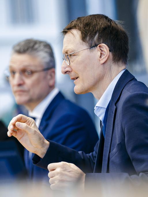 Bundespressekonferenz zur Corona-Lage 2022. Im Vordergrund Bundesminister für Gesundheit Karl Lauterbach und im Hintergrund, leicht verschwommen zu seiner linken, Lothar Wieler, damaliger Präsident des Robert Koch-Instituts.