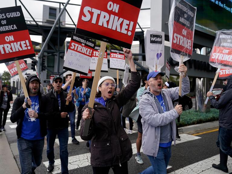 Streikende Mitglieder der US-amerikanischen Drehbuchautoren-Vereinigung "The Writers Guild of America" protestieren vor den Universal Studios in Kalifornien, USA.
