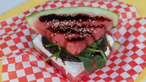 Ein Wassermelonen-Burger wird auf der Canadian National Exhibition (CNE) präsentiert
