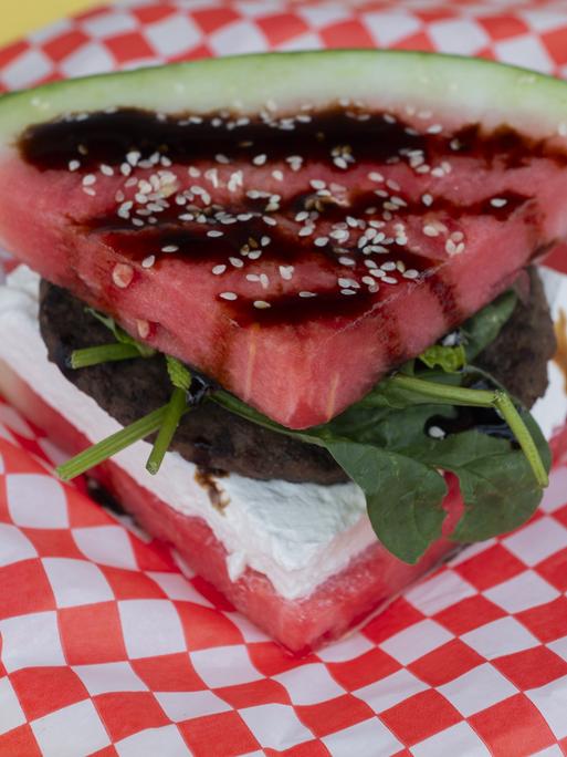 Ein Wassermelonen-Burger wird auf der Canadian National Exhibition (CNE) präsentiert