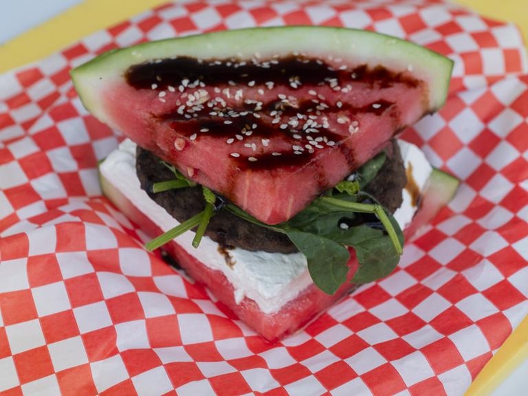 Ein Wassermelonen-Burger wird auf der Canadian National Exhibition (CNE) präsentiert