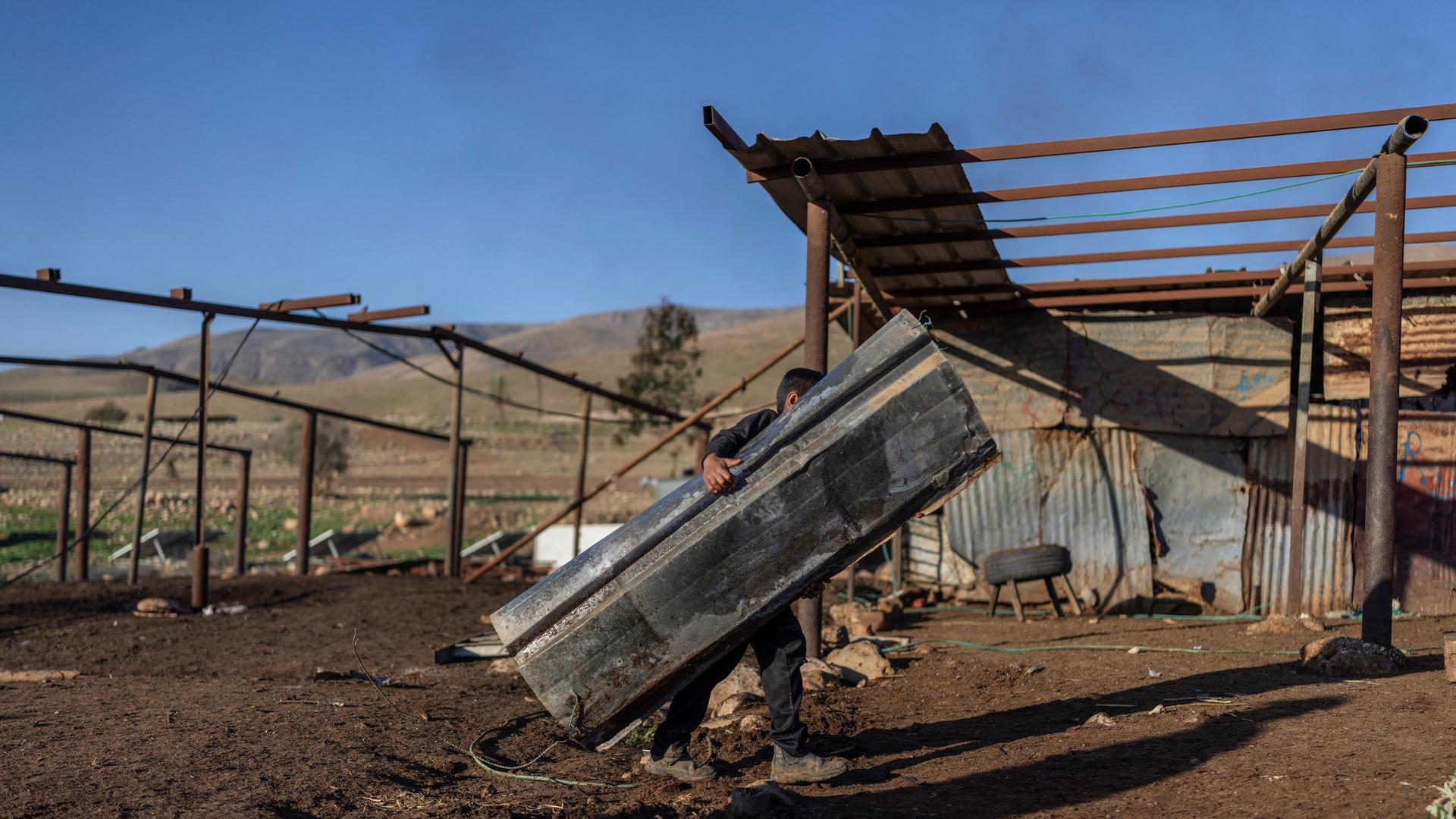 Nach Angriffen jüdischer Siedler auf eine palästinensische Farm nahe Jericho sieht man nur noch die Gerippe einstiger Lagerhallen.