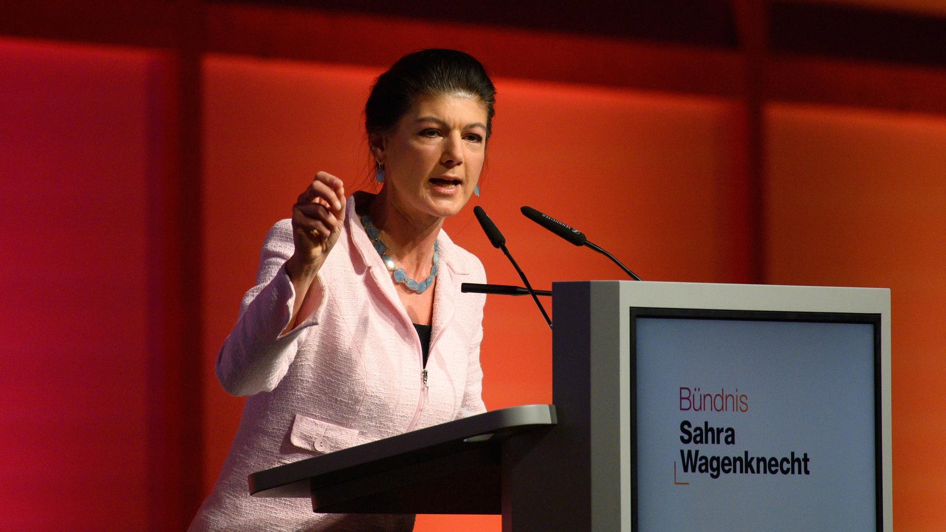Sahra Wagenknecht spricht an einem Rednerpult