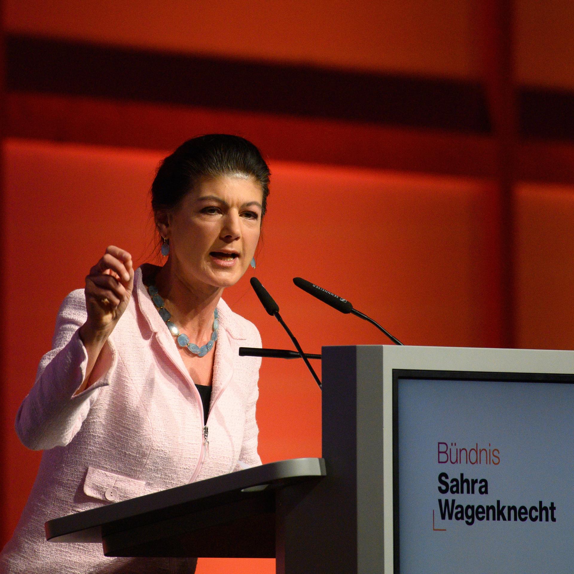 Sahra Wagenknecht spricht an einem Rednerpult
