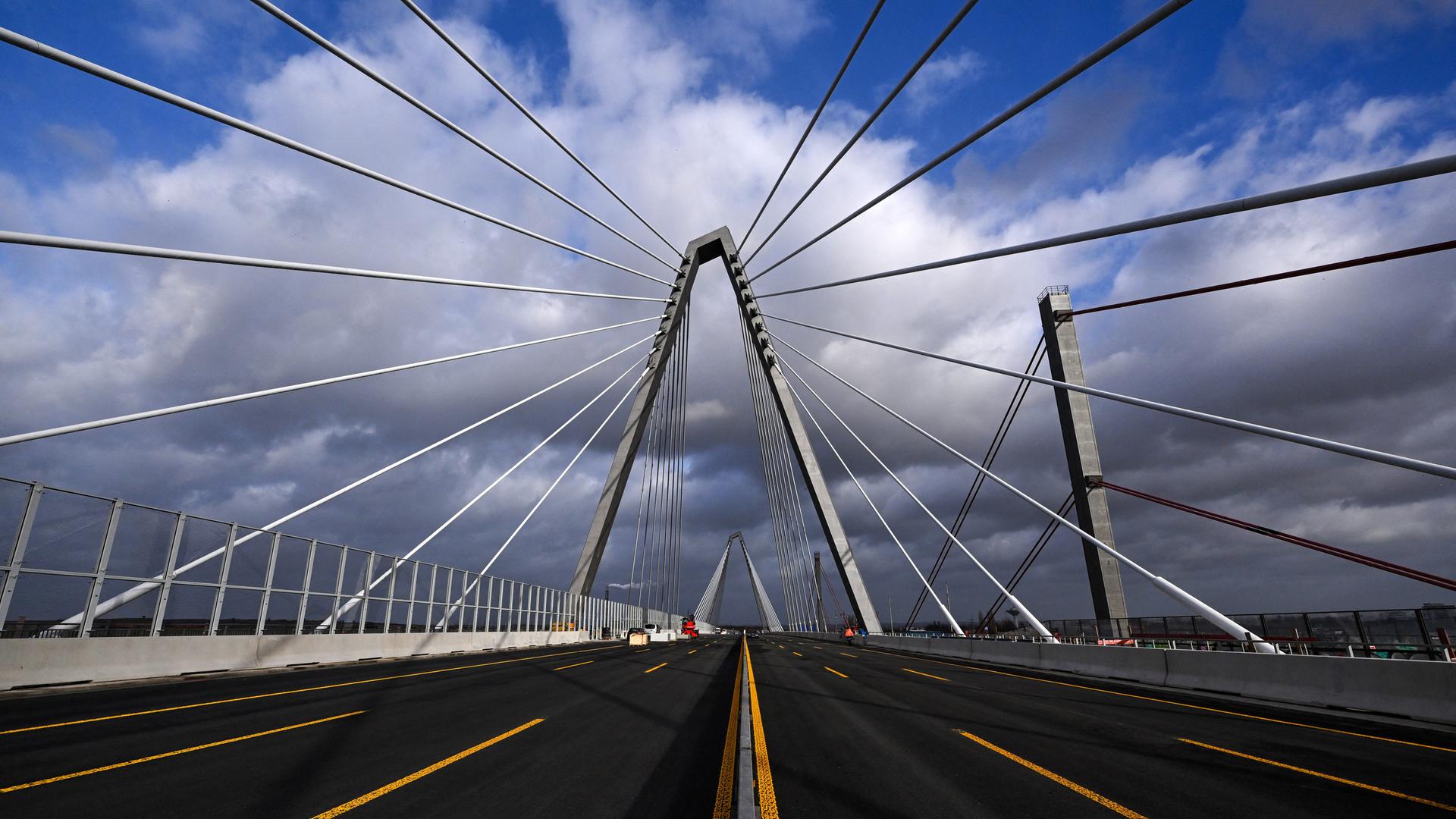 Die Brücke auf der A1 Kreuz Leverkusen Die Brücke auf der A1 Kreuz Leverkusen