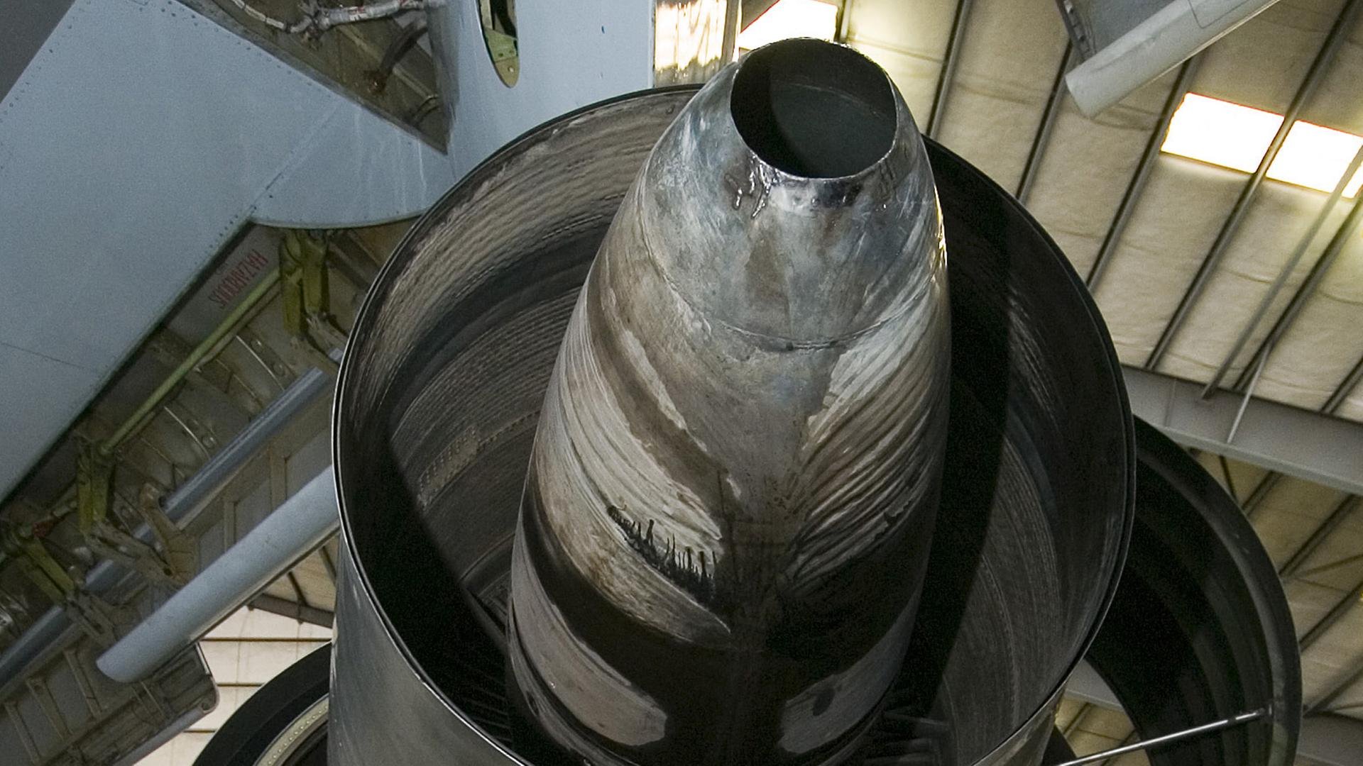 Ein Mechaniker steht unter einem Triebwerk einer Boeing 747 Frachtmaschine.